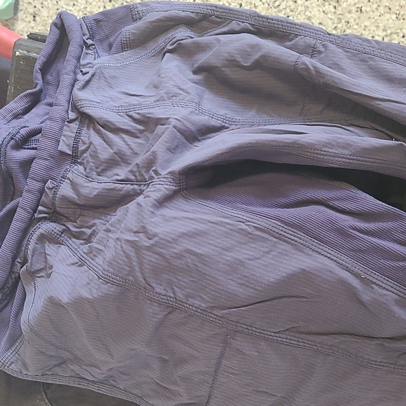 Lululemon capri pants size 4 - Picture 2 of 3